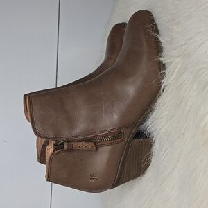 FRYE Wheat Judith Double Zip Brown Leather Almond Toe Ankle Boots 6.5M